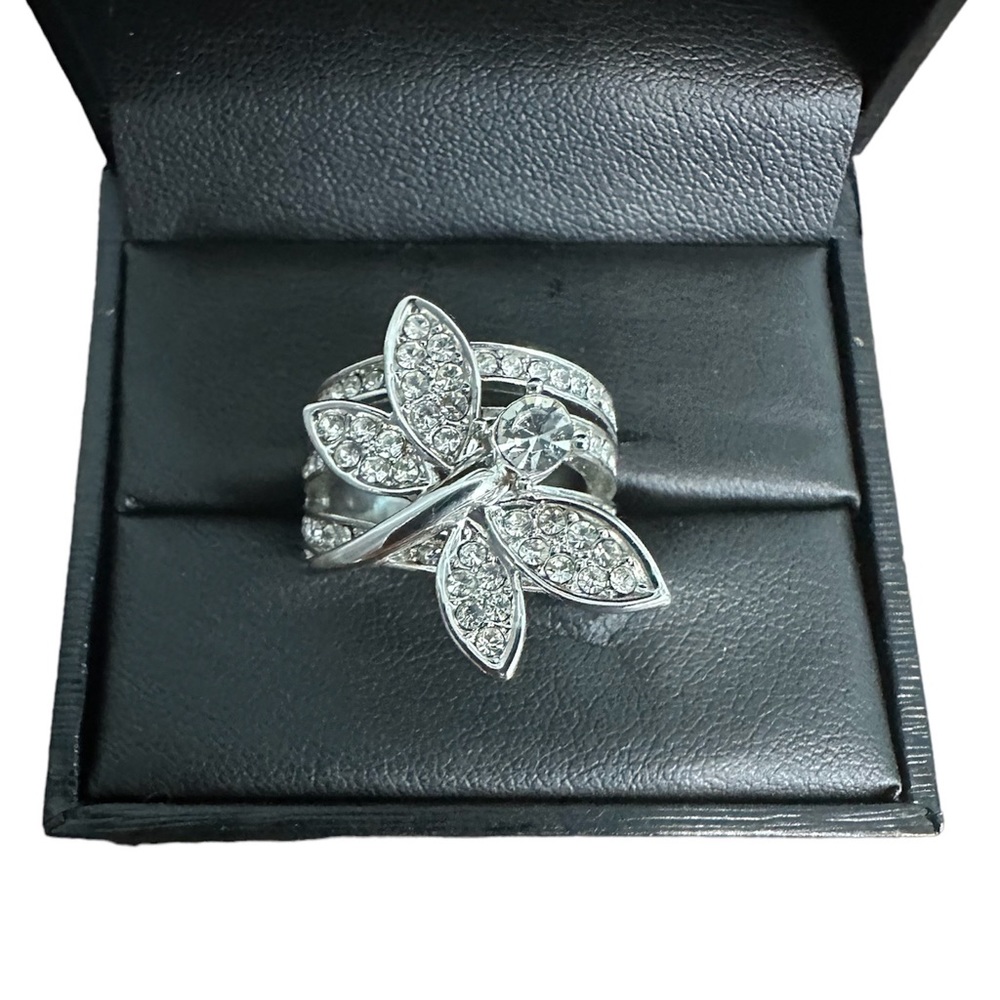 Butterfly ring. Crystal embellished